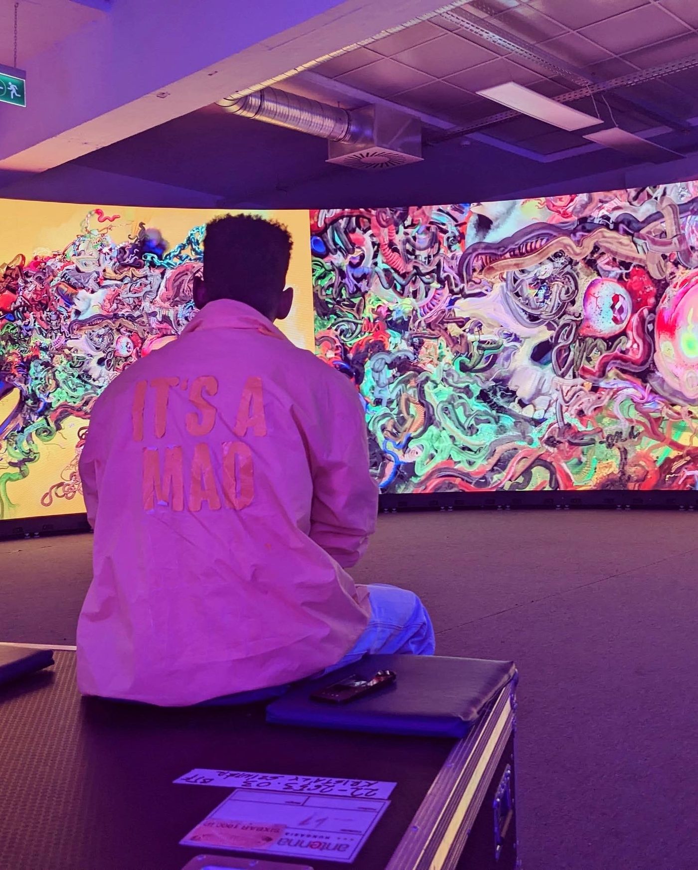 Mamadou Sow bei der Ausstellung Ausgangsformat im Kristály Múzeum, Budapest, 2023